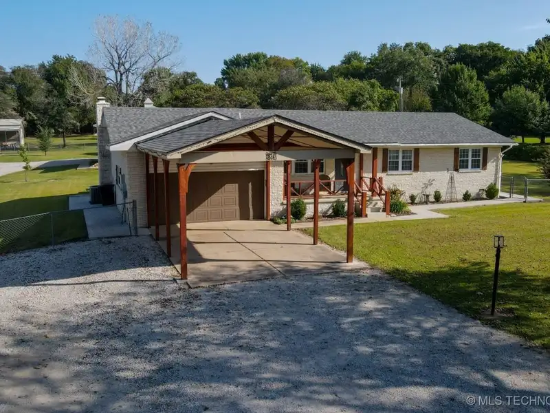 Commercial Property with House and Shops on 2 Acres in Coweta Near Casino