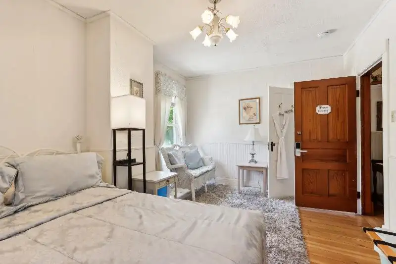 Turnkey B&b and Event Center in Wisconsin Dells with 17 Guest Suites