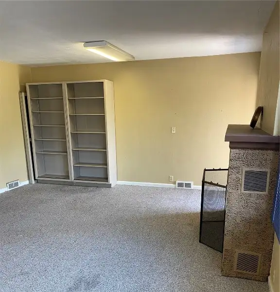 Commercial Cottage Space in Lindale Mall - Ideal for Small Business with Utilities Included
