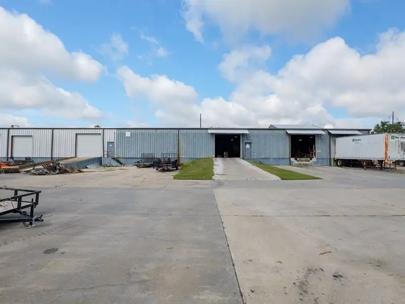 Versatile Commercial Property with Office, Showroom, and Warehouse in Lowndes County