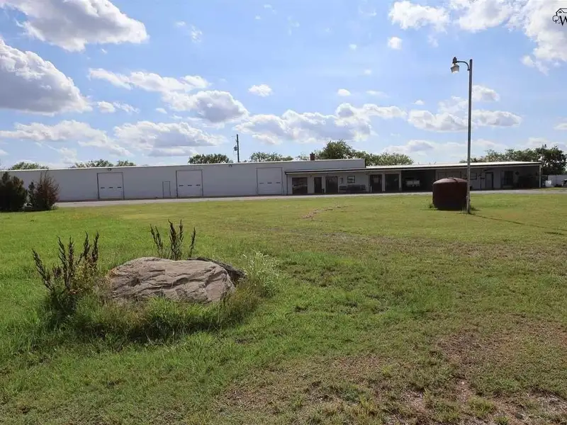 Commercial Property with Office, Living Quarters, and Warehouses in Wichita Falls Area