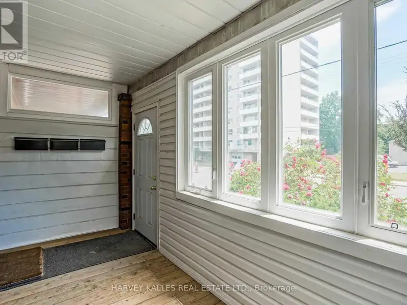 Top Floor Office Space in Renovated Semi-detached House, Prime Location, Utilities Included