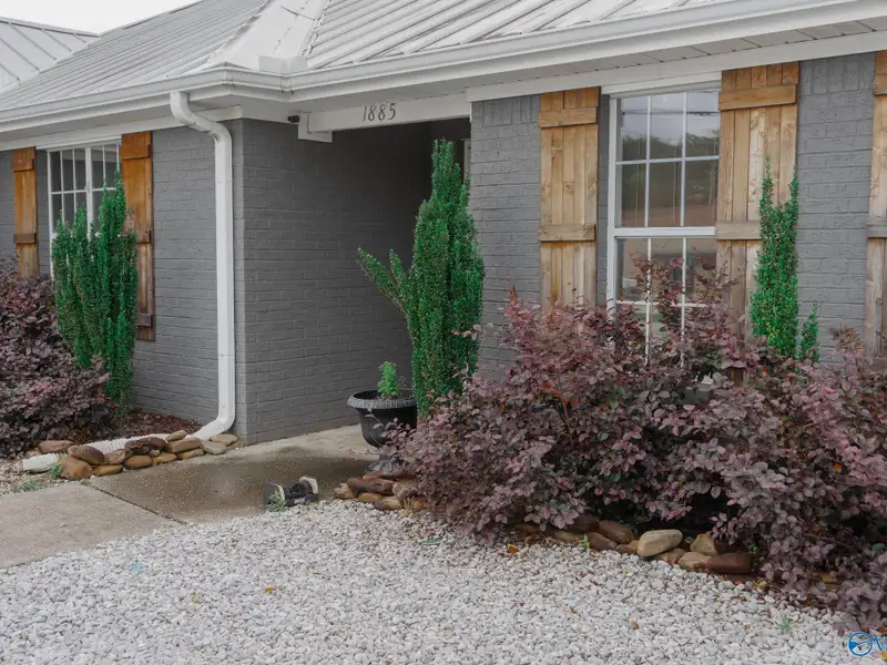 Gross Lease Commercial Property with Maintenance Included, Ideal for Business Operations