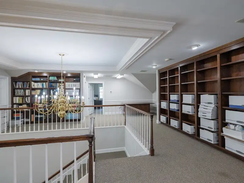 Executive Office Building in Loch Winn Business Park, Valdosta - Renovated with Ample Space