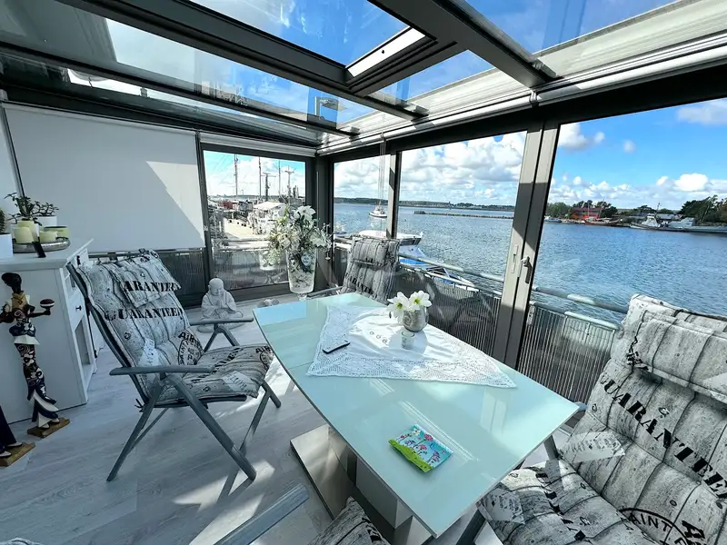 Mixed-use Property with Snack Bar and Apartment on Peenemünde Harbor Promenade