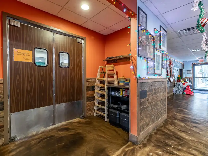 Renovated Commercial Building with Land for Sale in Central Location, Ideal for Restaurant