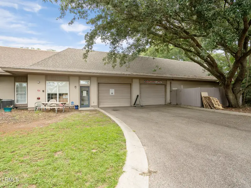 Multi-use Building with Long-term Tenant and Warehouse/office Space in Prime Location
