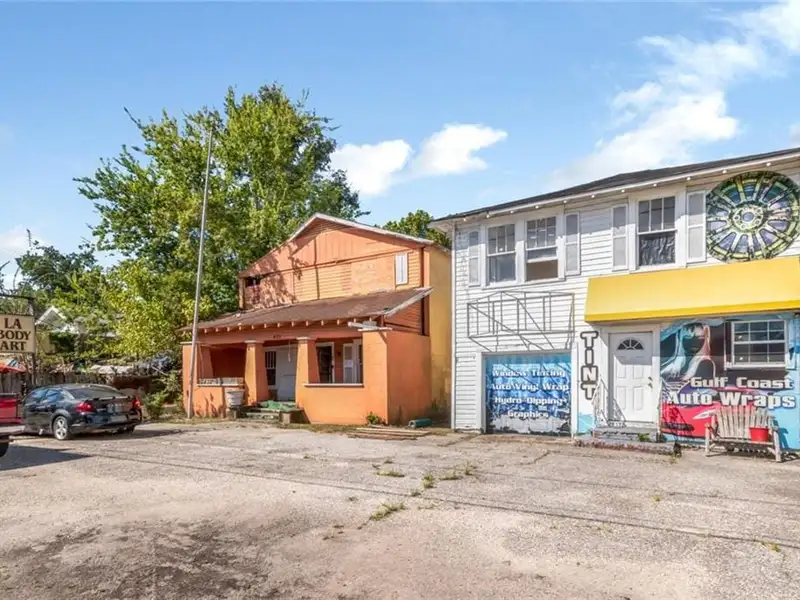 Commercial Property with B3 Zoning in High-traffic Loop Area