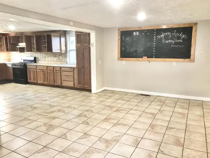 15-bedroom Building with 6.5 Baths Near Huntingdon and Jackson, Potential for Re-zoning