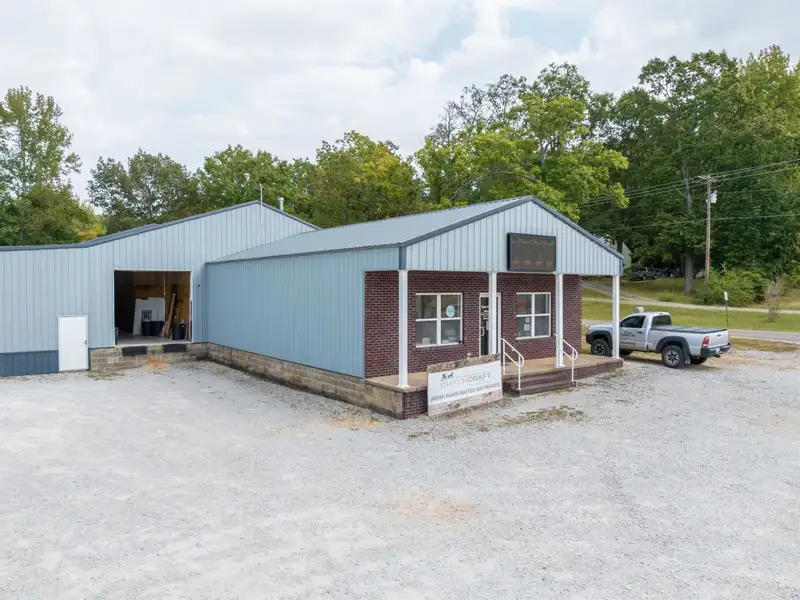 Large Commercial Building with Highway Frontage in Parsons, Tennessee