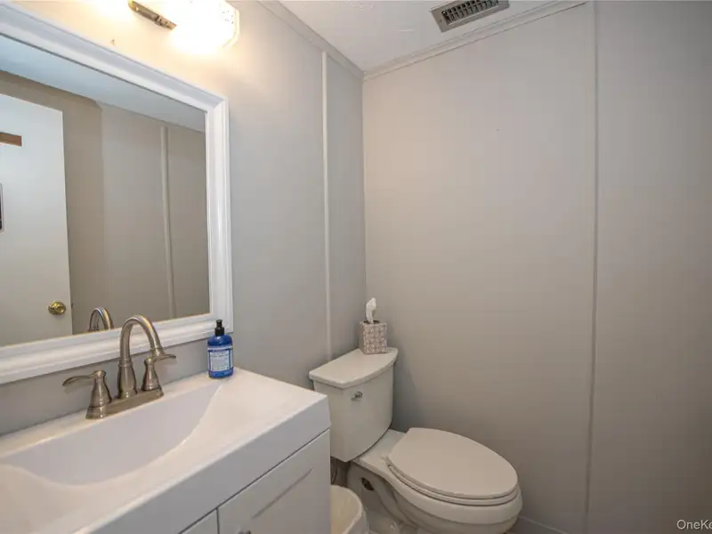 One Room Office for Rent in Babylon Village with Parking and Utilities Included