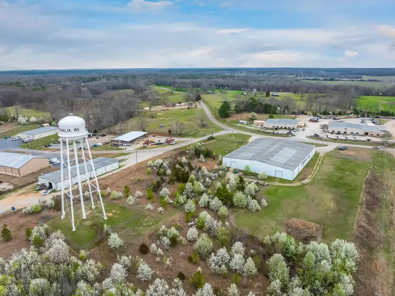 Versatile 30,000 Sq Ft Light Industrial Building in Byhalia, Ms with Crane and Expansion Potential