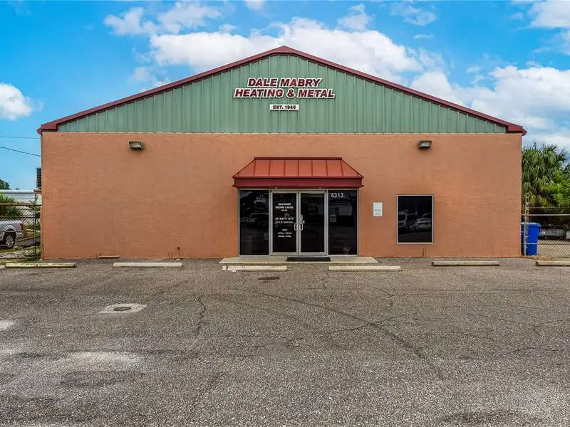 Masonry Warehouse with Office and Six Bay Doors in Drew Park