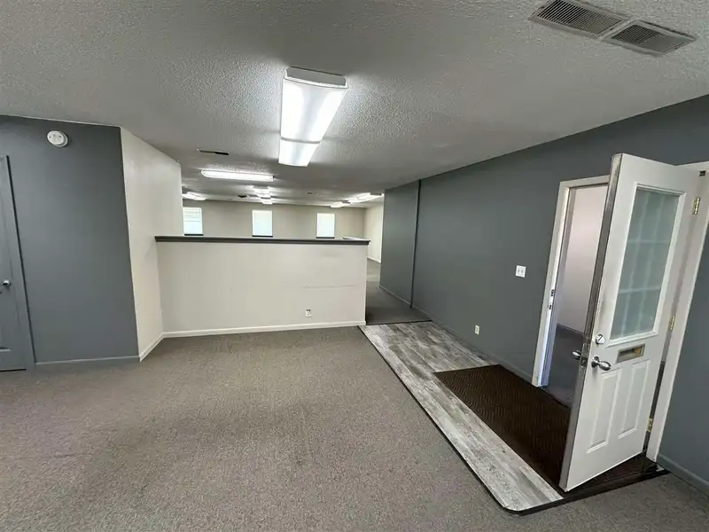 Flexible Office Suites Available for Lease with Customizable Options in Prime Location