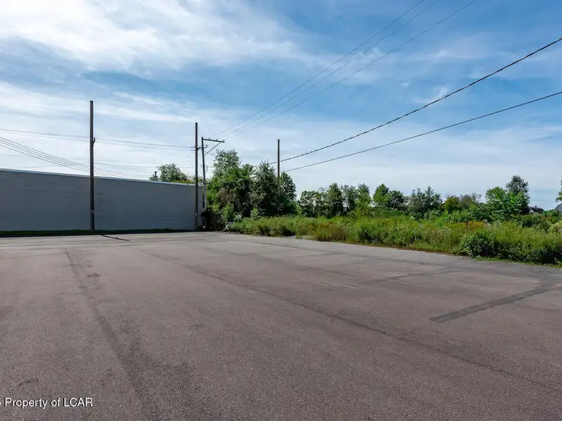 6000 Sq Ft Mechanical Garage with Overhead Doors in Prime Business Location
