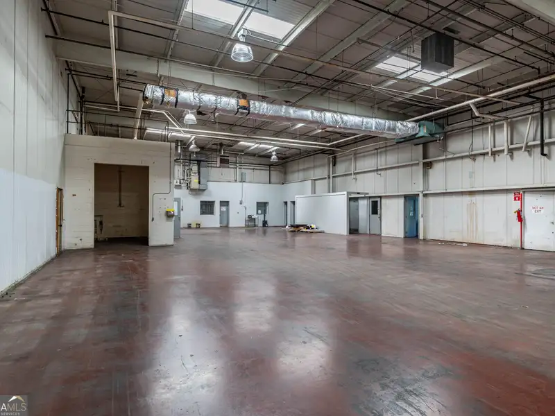 Industrial Warehouse with Food Quality Standards and Office Space in Prime Location