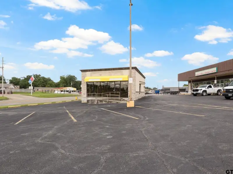 High-traffic Commercial Building in Downtown Pittsburg, Tx - 1,500 Sf