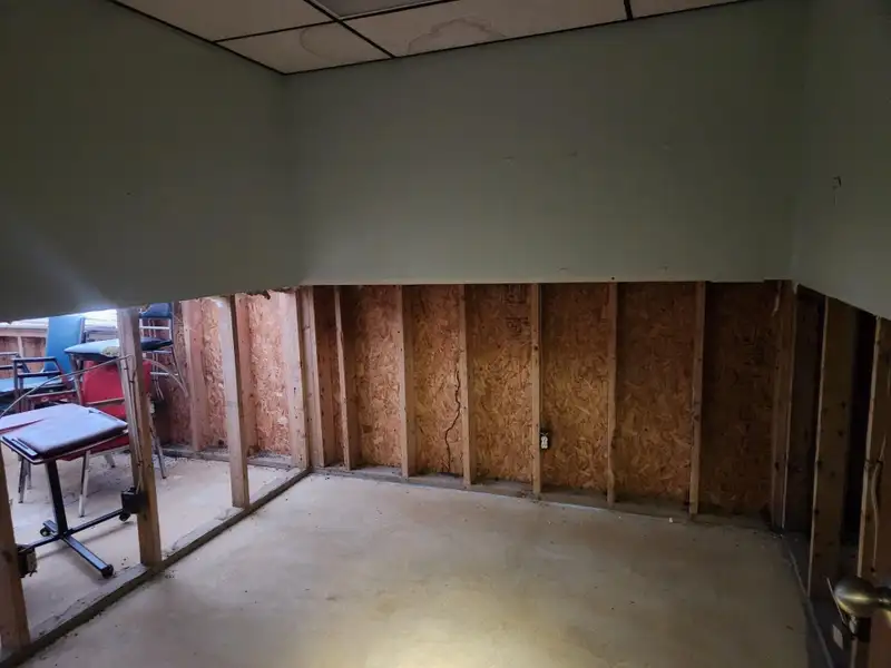 Versatile 4,600 Sq Ft Retail/professional Space with Separate Entrances and Utilities