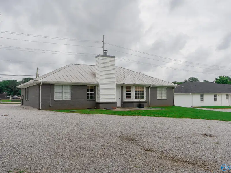 Gross Lease Commercial Property with Maintenance Included, Ideal for Business Operations