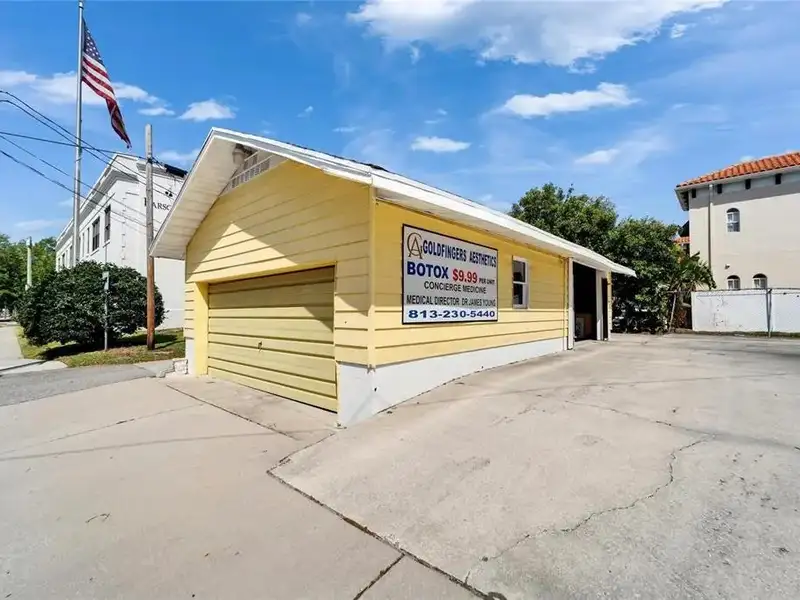 Office Suites in Hyde Park with Conference Rooms and Ample Parking