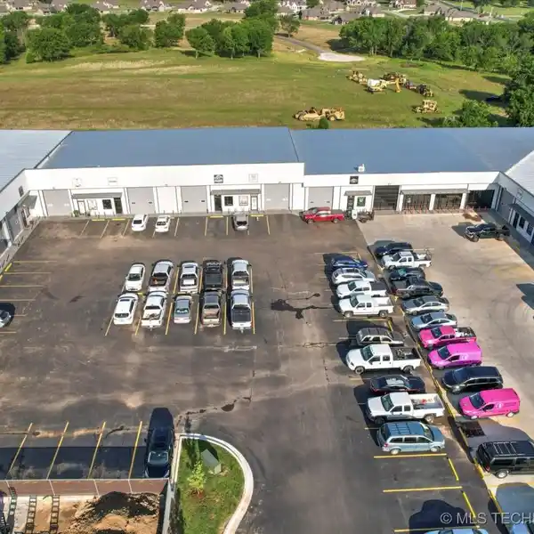 62,800 SF INSULATED MULTI-TENANT INDUSTRIAL BUILDING WITH FLEXIBLE UNIT SIZES