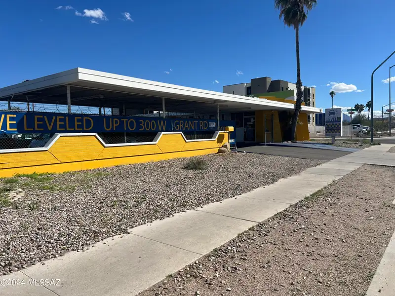 Midtown Auto Retail Building with Workshop on 0.37 Ac Corner Lot