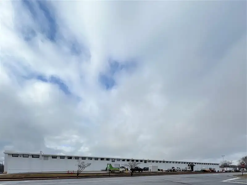 Spacious Commercial Warehouse for Storage and Distribution in Prime Location
