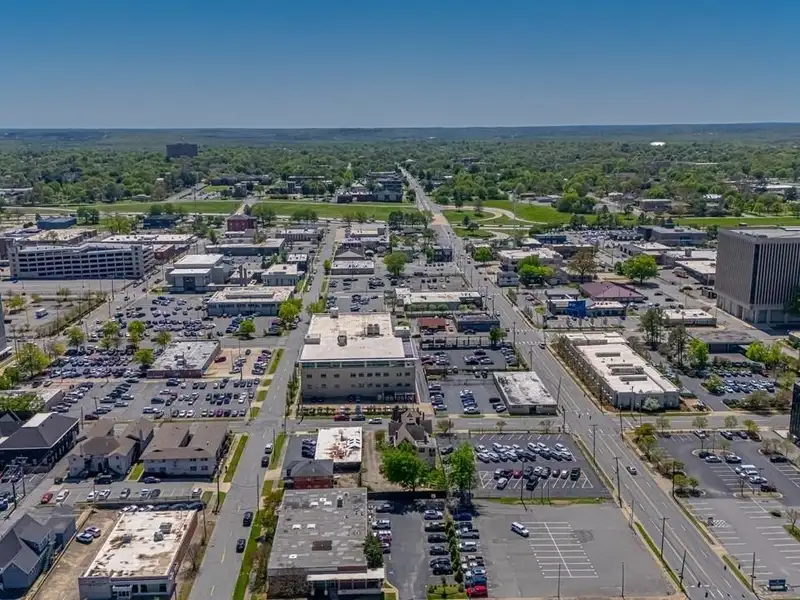 Remodeled Commercial Building Near I-630, Downtown Little Rock – Ideal for Office or Apartment