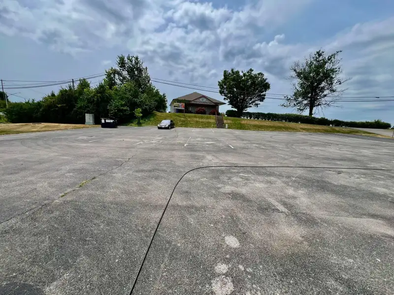 High-traffic B-3 Zoned Commercial Property on Lexington Rd. with Automotive Facility