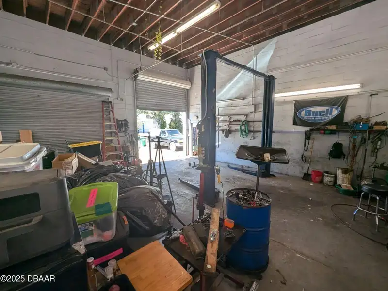 Freestanding Auto Repair Building on High Traffic Corner Lot in Mason Avenue