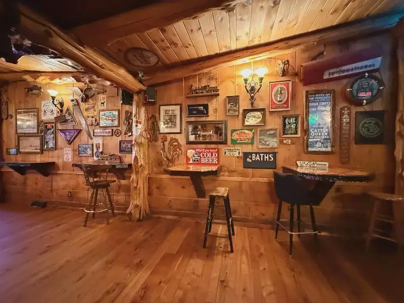 Turnkey Lodge-style Investment Opportunity in Berlin with Unique Interior and Bar