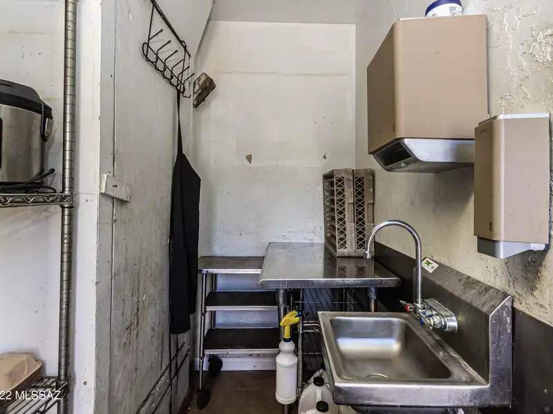 Commercial Building in Sonoita with Equipped Kitchen and Solar Panels