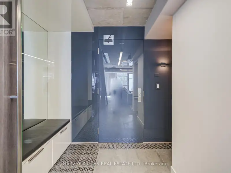 Executive Urban Townhome in King West with Private Entrance and Premium Amenities