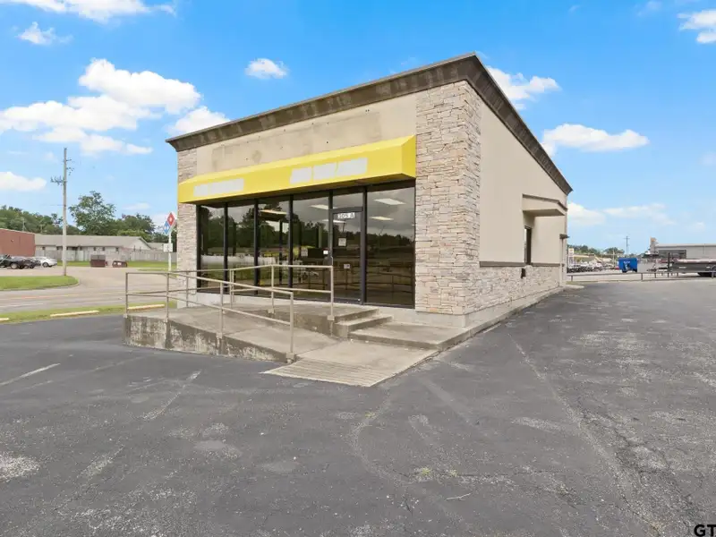 High-traffic Commercial Building in Downtown Pittsburg, Tx - 1,500 Sf