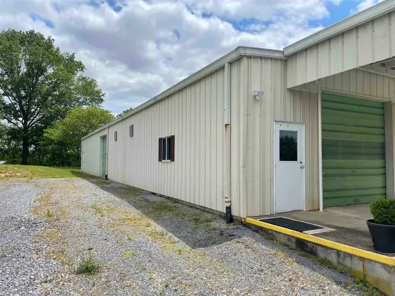 Commercial Building for Lease: 3,000 Sq Ft with Loading Dock Near I81
