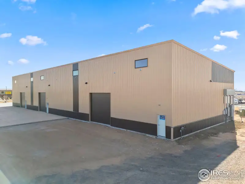 Build-to-suit Light Industrial Office & Warehouse for Lease in Prime Location with Mountain Views