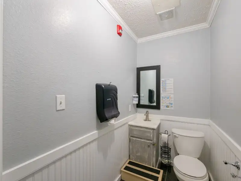 Versatile 2400 Sq Ft Commercial Building in Scotts Hill with Expansion Potential