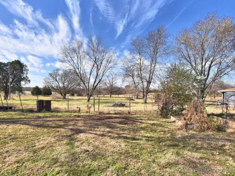 7.5 Acre Property with Commercial Frontage and Agricultural Zoning in Prime Location