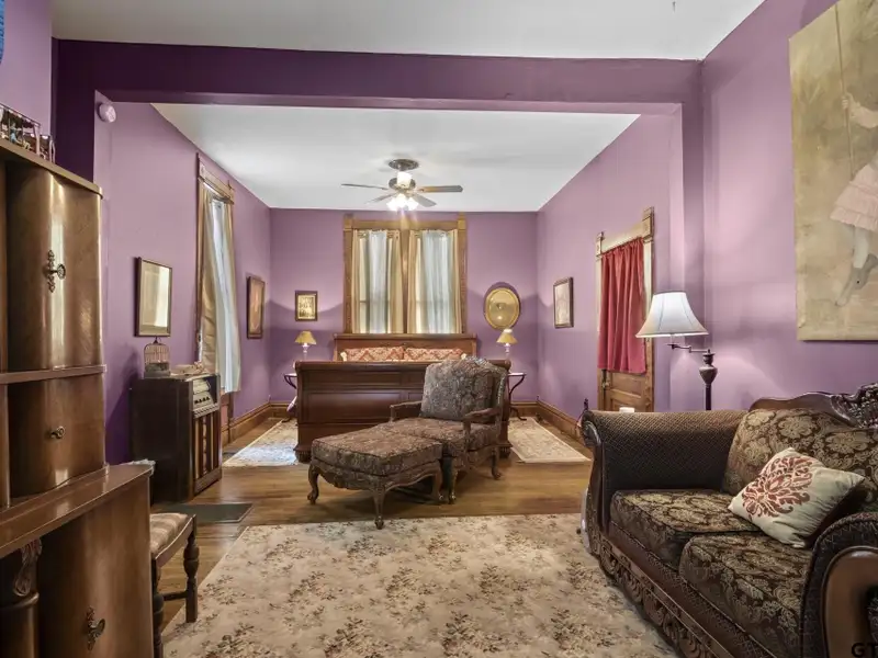 Historic Downtown Pittsburg Bed and Breakfast with 6 Ensuites and Unique Train Car Suite