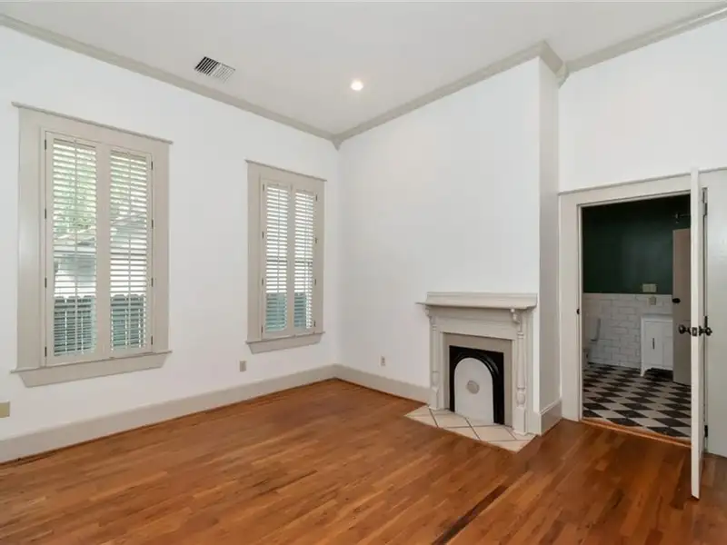 Mixed-use Property in Downtown Mobile with High Ceilings and Fenced Yard
