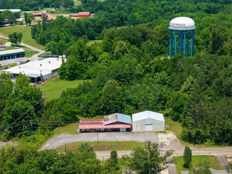 Commercial Property with Showroom and Warehouses on Us Hwy 100 W
