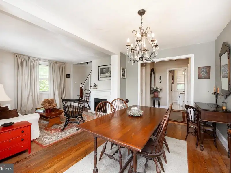 Mixed-use Property in Wayne, Pa: Salon with 1-bedroom Apartment Above
