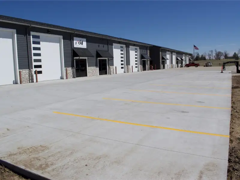Prime Contractor Bay for Lease at Hwy 13 and Mt. Vernon Rd Se, 2,700-5,400 Sqft