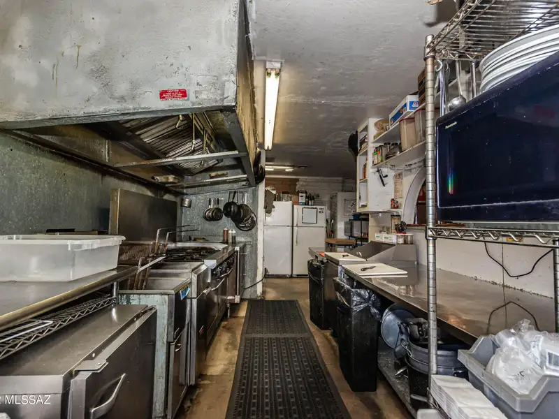 Commercial Building in Sonoita with Equipped Kitchen and Solar Panels