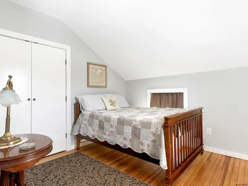 Renovated Pub and Hotel in Prime Woodstock Location with Restaurant and Apartments