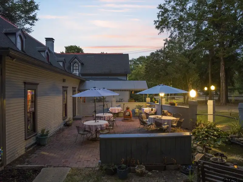 Historic Downtown Pittsburg Bed and Breakfast with 6 Ensuites and Unique Train Car Suite