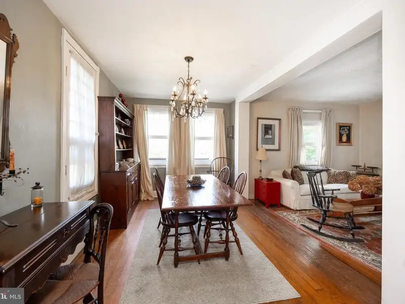 Mixed-use Property in Wayne, Pa: Salon with 1-bedroom Apartment Above