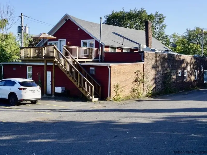 Renovated Pub and Hotel in Prime Woodstock Location with Restaurant and Apartments