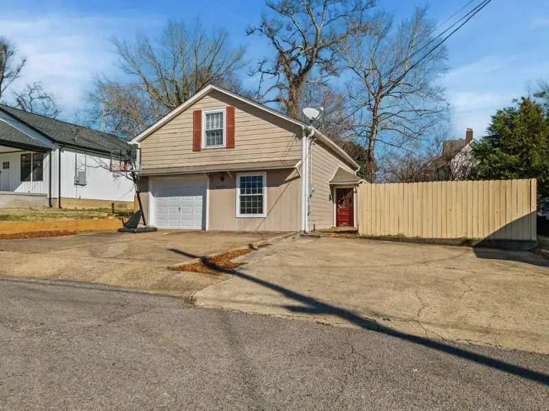 Historic Bungalow with Detached Unit on High-traffic Main St, Ideal for Commercial Use