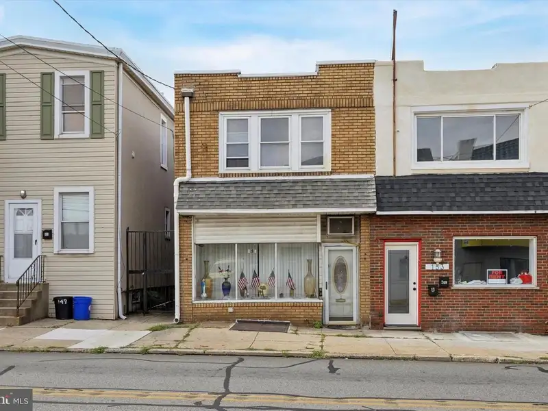 Versatile Commercial/residential Property in Clifton Heights with High Ceilings and Hardwood Floors